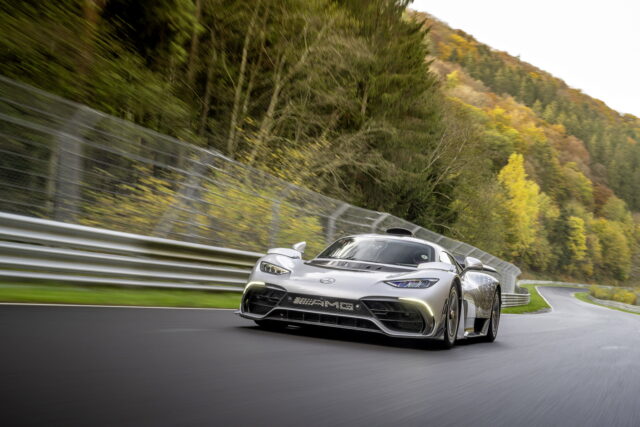 Novým rekordmanem Nürburgringu je Mercedes-AMG One. Chybělo přitom jen málo, aby to neklaplo