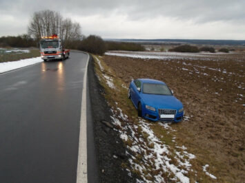 Odtahy-zima-audi-v-prikop-nehoda