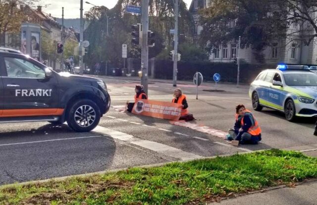 U cyklistky, ke které kvůli aktivistům přilepeným k silnici přijeli hasiči později, byla ohlášena mozková smrt
