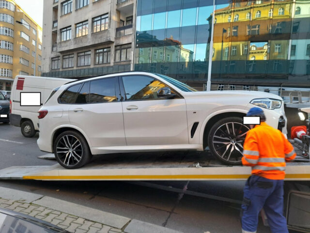Policie za krácení daní zabavila několik Ferrari, Aston Martin a BMW