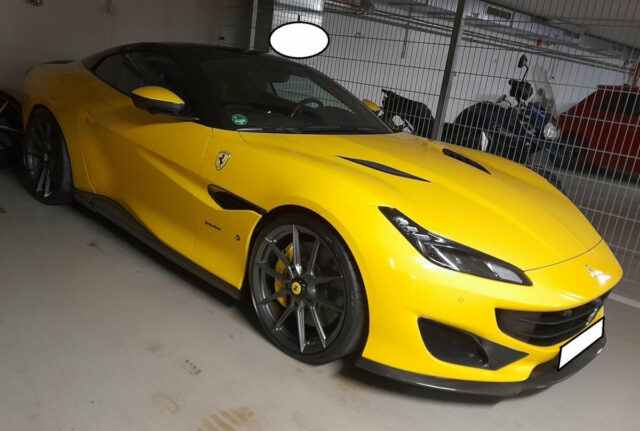 Policie za krácení daní zabavila několik Ferrari, Aston Martin a BMW