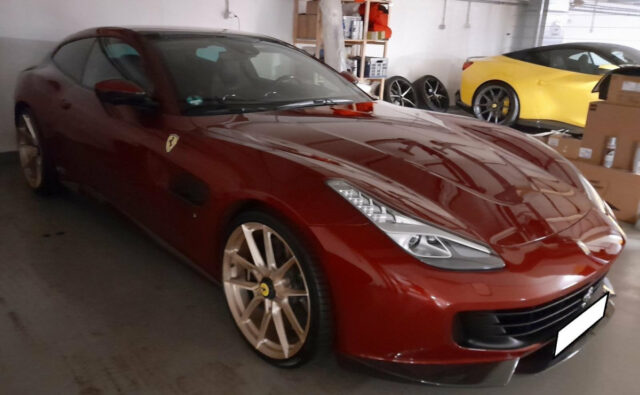 Policie za krácení daní zabavila několik Ferrari, Aston Martin a BMW