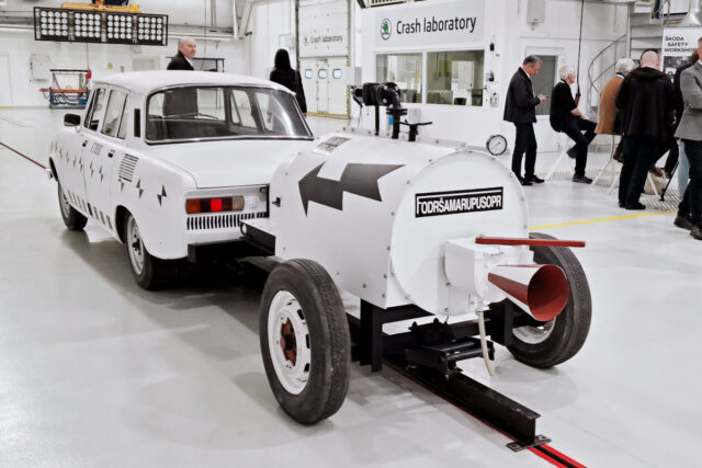 Replika původní Škody 100 L a parní rakety, které byly použity při crash testu v roce 1972