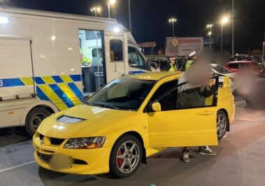 Sraz upravených aut skončil průšvihem. Policie řešila alkohol, dluhy na pokutách i zákaz řízení