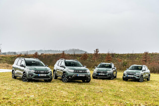 Modely Dacia s novou identitou už jsou v ČR. Prohlédli jsme si je v prvním novém českém showroomu