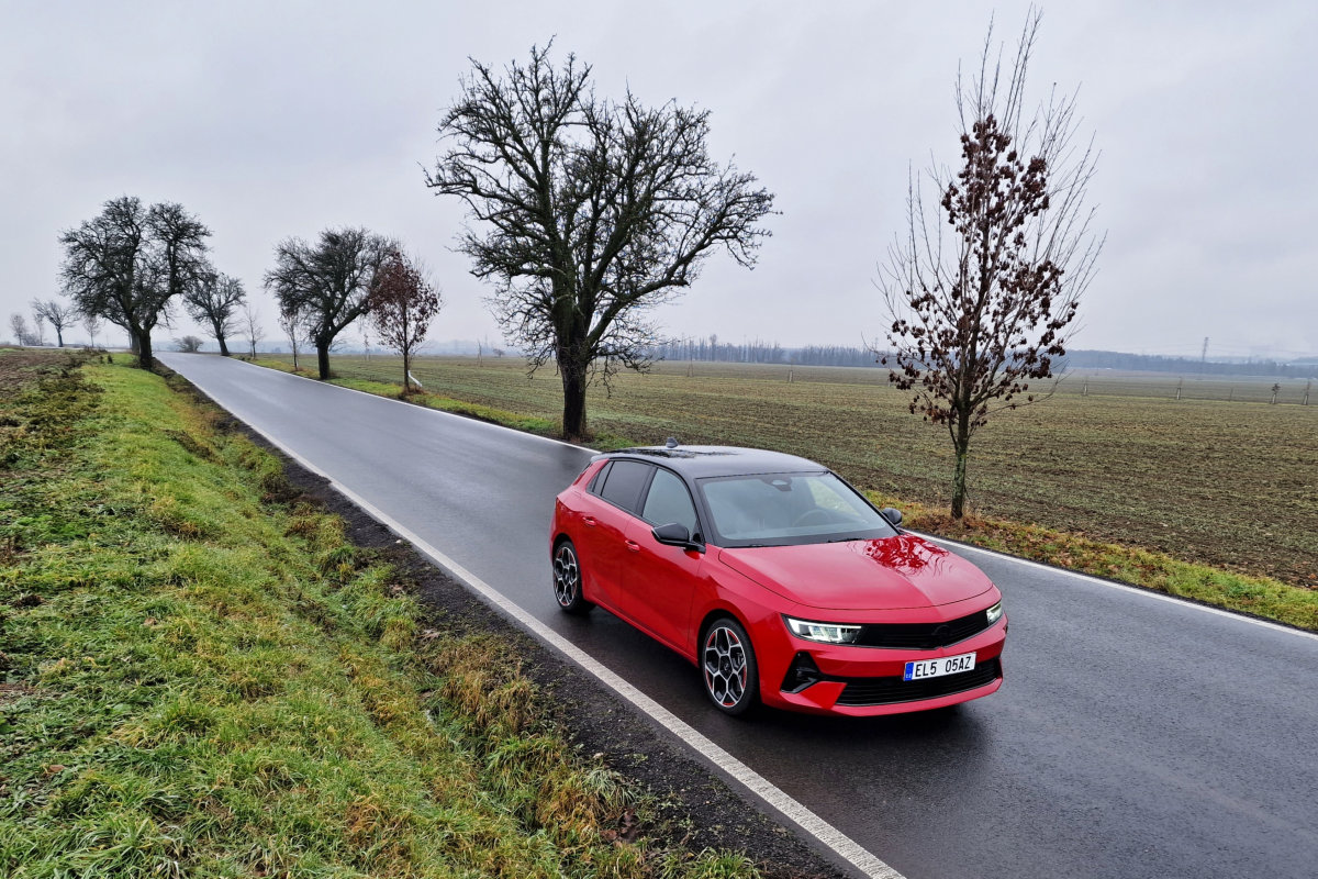 Test Opel Astra 1.6 Turbo Plug-In Hybrid AT8 (2022)
