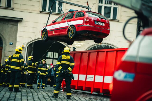 Pražští hasiči si vyzkoušeli hašení elektromobilu v podzemních garážích