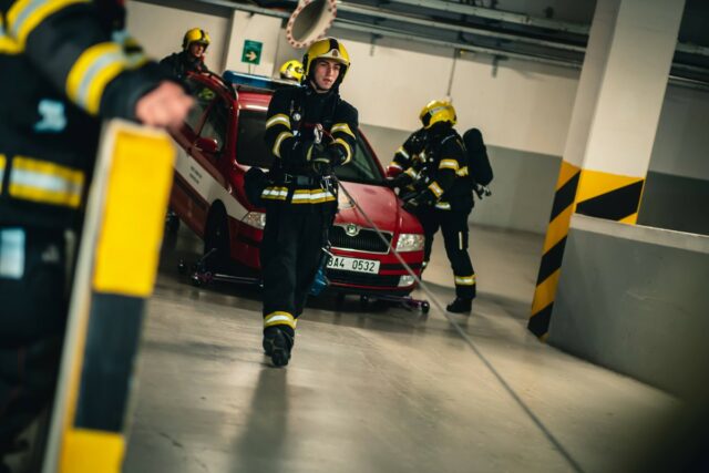 Hasiči připravují novou vyhlášku k parkování elektromobilů v garážích. To výrazně zdraží jejich výstavbu
