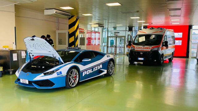 Italská policie v Lamborghini Huracán rozvážela lidské orgány. Zachránila tak dva životy
