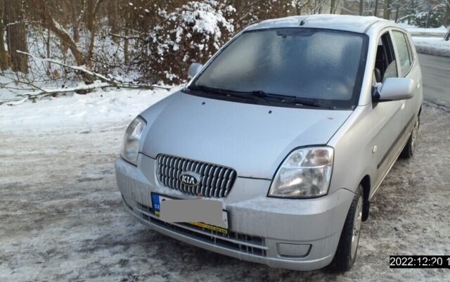 Řidička chtěla oškrábat okno od námrazy. Auto jí ujelo pod rukama pryč