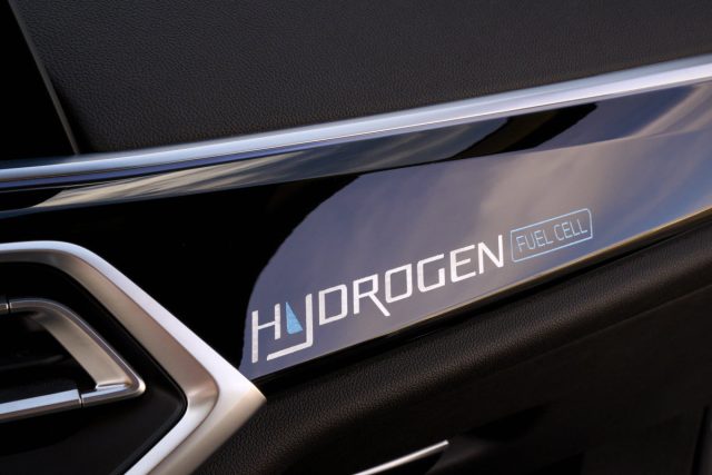 BMW iX5 Hydrogen (2023)