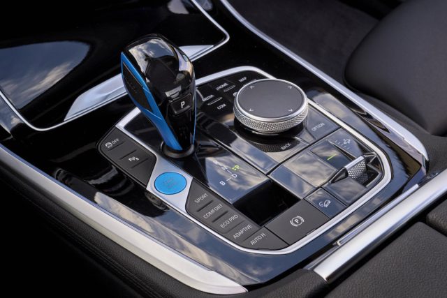 BMW iX5 Hydrogen (2023)