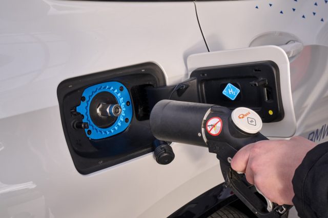 BMW iX5 Hydrogen (2023)
