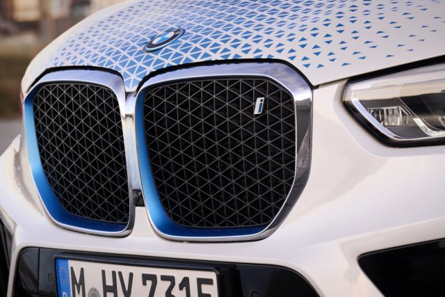 BMW iX5 Hydrogen (2023)