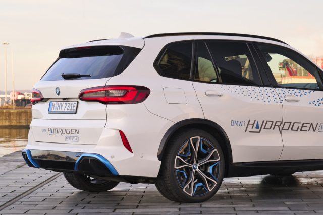 BMW iX5 Hydrogen (2023)