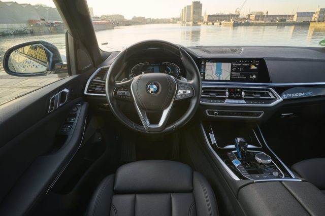 BMW iX5 Hydrogen (2023)