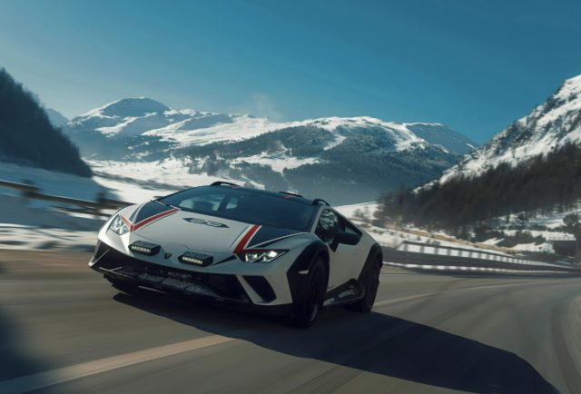 Lamborghini poslalo terénní supersport Sterrato do hor. Driftování ve sněhu mu jde parádně
