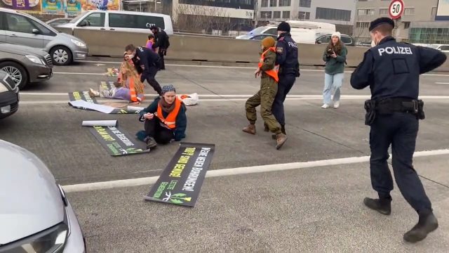 Aktivisté polili ve Vídni silnici motorovým olejem. Jednu z protestujících žen to velmi rychle vytrestalo