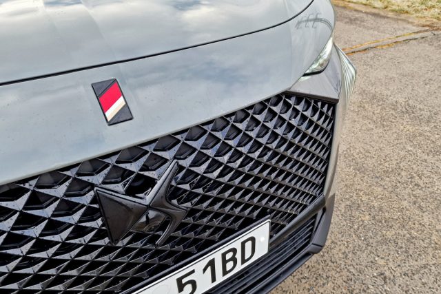 Test DS 7 E-TENSE 4x4 300 k | plug-in hybrid (2023)