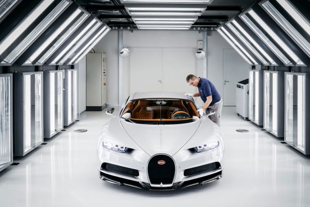 Bugatti ví, jak důležitý je každý detail. Jen lakování zabere 700 hodin práce