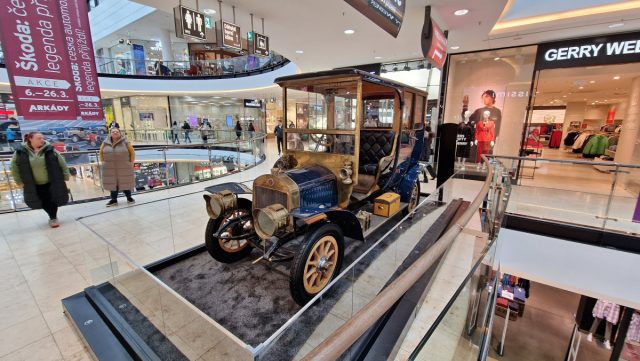 Výstava automobilů Škoda v pražském obchodním centru Arkády Pankrác
