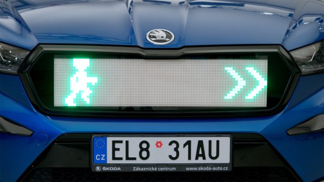 prechod_pro_chodce-maska_chladice-skoda_enyaq_iv