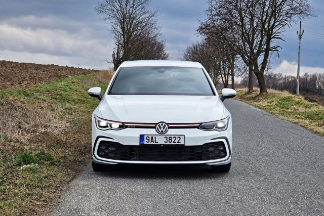 Test Volkswagen Golf GTI s manuální převodovkou (2023)