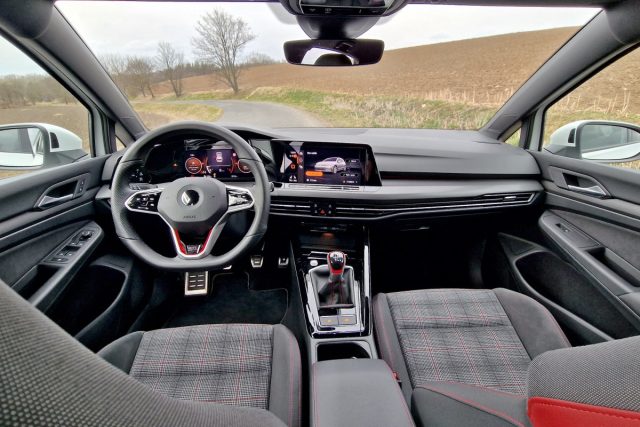 Test Volkswagen Golf GTI s manuální převodovkou (2023)