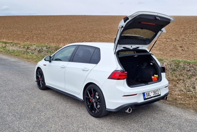 Test Volkswagen Golf GTI s manuální převodovkou (2023)