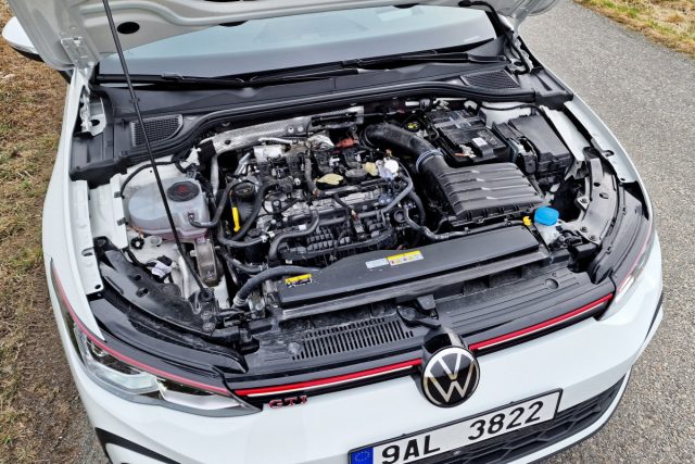 Test Volkswagen Golf GTI s manuální převodovkou (2023)