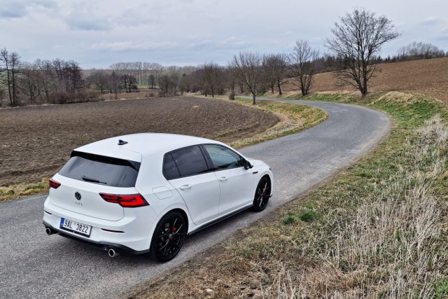 Test Volkswagen Golf GTI s manuální převodovkou (2023)