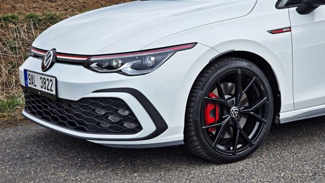 Test Volkswagen Golf GTI s manuální převodovkou (2023)