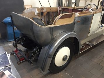 Škoda Hispano-Suiza: Restaurování intarzie na dveřích