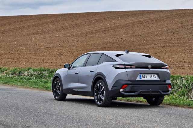 Test Peugeot 408 1.2 PureTech 130 EAT8 (2023)