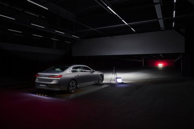 BMW Group uvádí do provozu nový světelný tunel pro testování světlometů