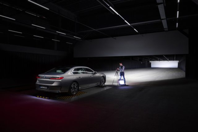 BMW Group uvádí do provozu nový světelný tunel pro testování světlometů