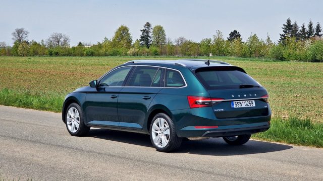 Škoda Superb Combi s lakem Amazonian zelená naživo