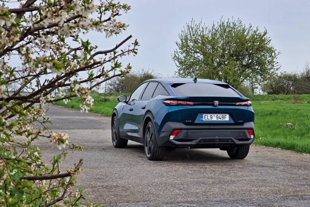 Test Peugeot 408 e-GT HYBRID 225 e-EAT8 (2023)