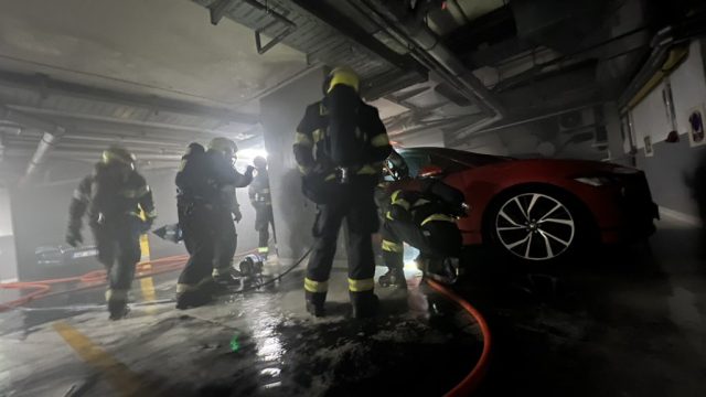 Pražští hasiči zasahovali u požáru elektrického Jaguaru. Hořel v podzemních garážích