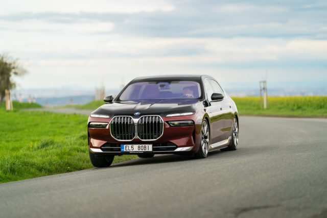 První jízda: BMW 750e xDrive (2023)