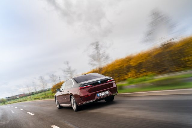 První jízda: BMW 750e xDrive (2023)