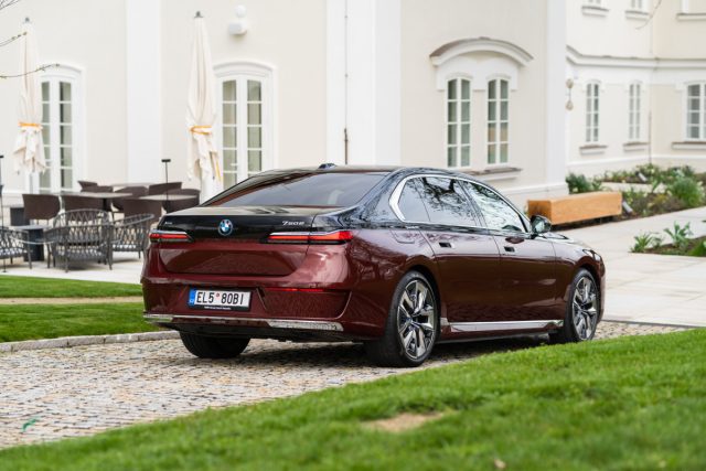 První jízda: BMW 750e xDrive (2023)