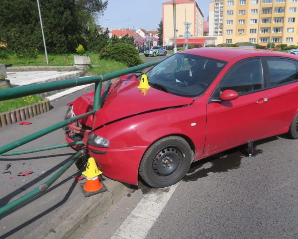 Policejní beranidlo opět v akci. Tentokrát zastavilo ujíždějícího řidiče na Sokolovsku