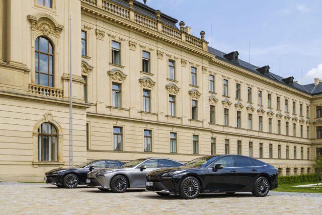 Flotila vodíkové Toyoty Mirai před úřadem vlády