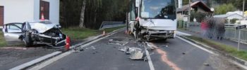 nehoda-osobni_auto-autobus-policie