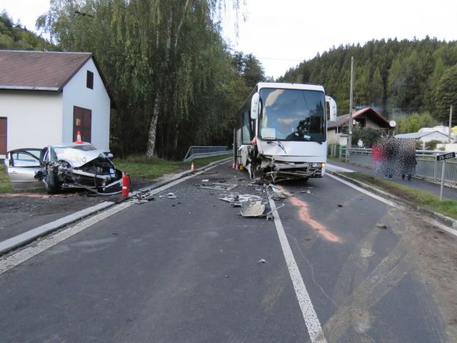 nehoda-osobni_auto-autobus-policie