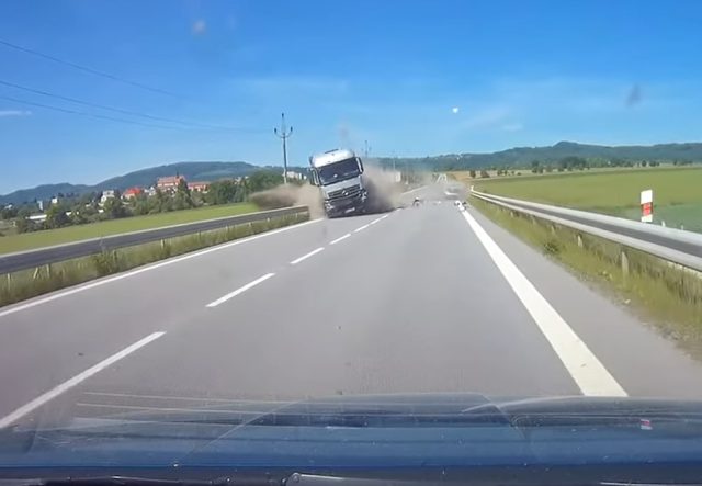 Policie ukázala autentické záběry z vážné dopravní nehody. Poradila, jak se takové situaci vyhnout