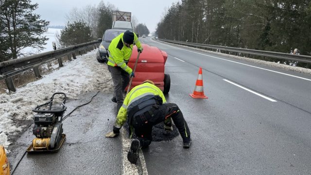 Silničářům v opravách výtluků pomáhají mikrovlny. Je to levnější, rychlejší a opravovat se dá i v zimě