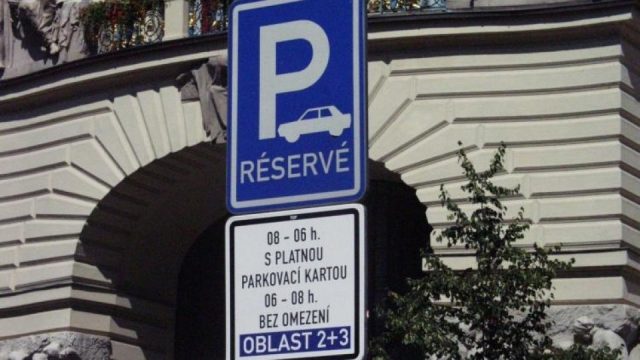 Parkování přívěsného vozíku na modré zóně může být problém. Hlavně když stojí bez auta