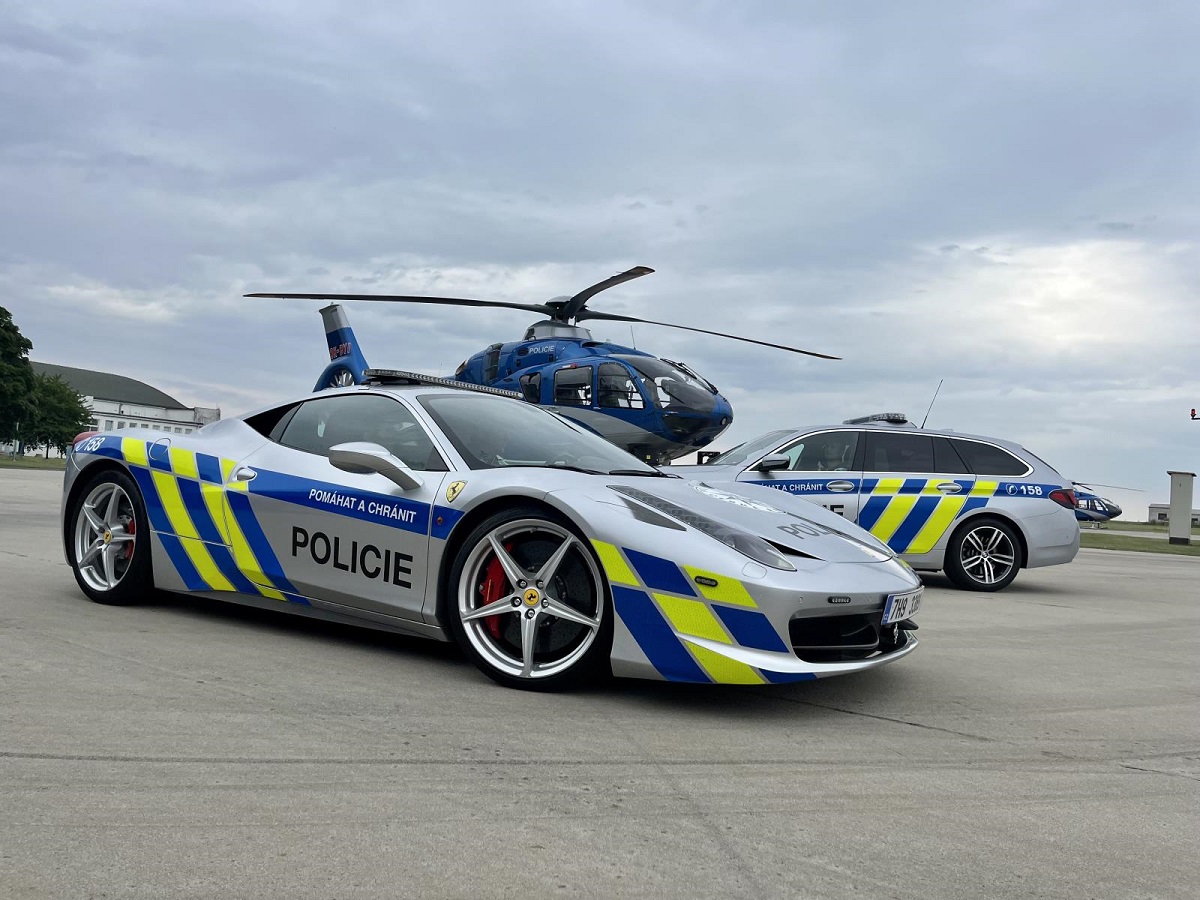 policie-ferrari-vrtulnik-policejni auto